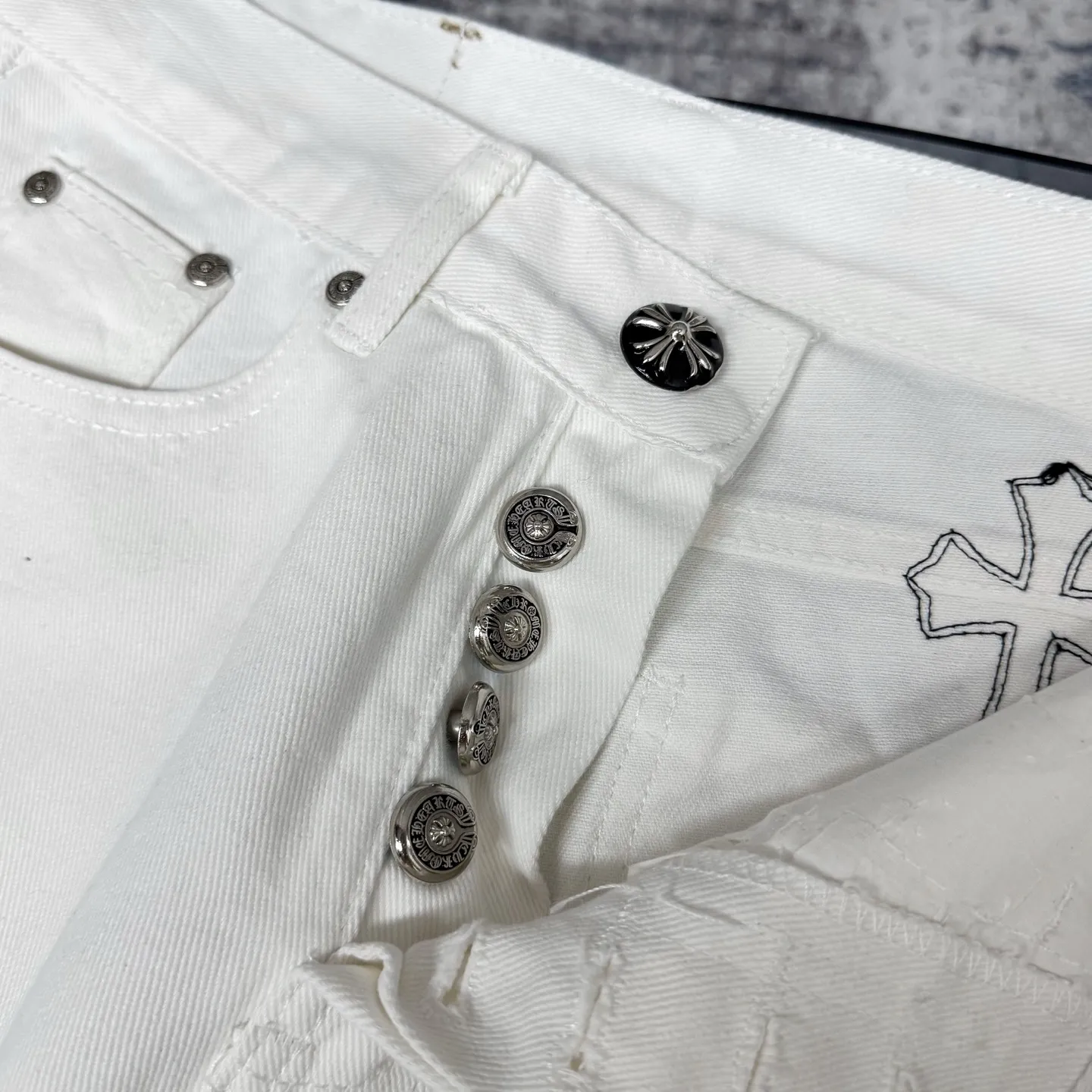 P250 Chrome Hearts｜Chrome Hearts 2025 New Orange Blue Leopard Print Cross Patch Leather Couple Style Washed Loose Jeans. Styles with different wash textures are very friendly to people with thin legs and thick legs. The straight and loose version is very flattering to the moderate length of the legs that will never go out of style. They can be matched easily and casually. They are the basis for various styles of styling and are a must-have in the wardrobe! The fabric is stiff but also makes the upper body soft without losing texture. The washing process is even more perfect. It is a must-have item for everyone! ! ! Color: white Size: 28/30/32/34 Waist: 71/76/81/86 Pants length: 98/100/102/104